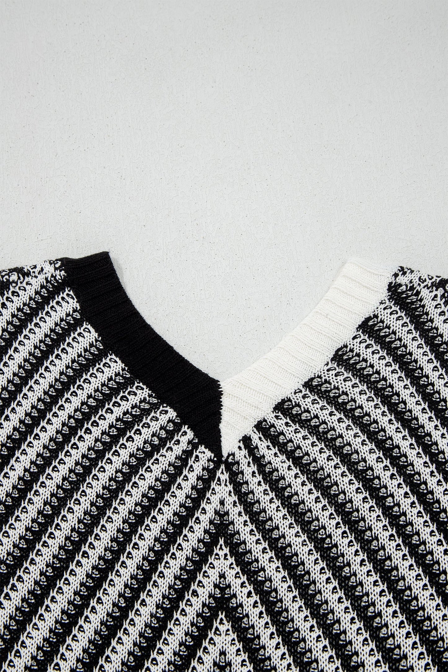 Chevron Contrast V-Neck Sleeveless Sweater Top