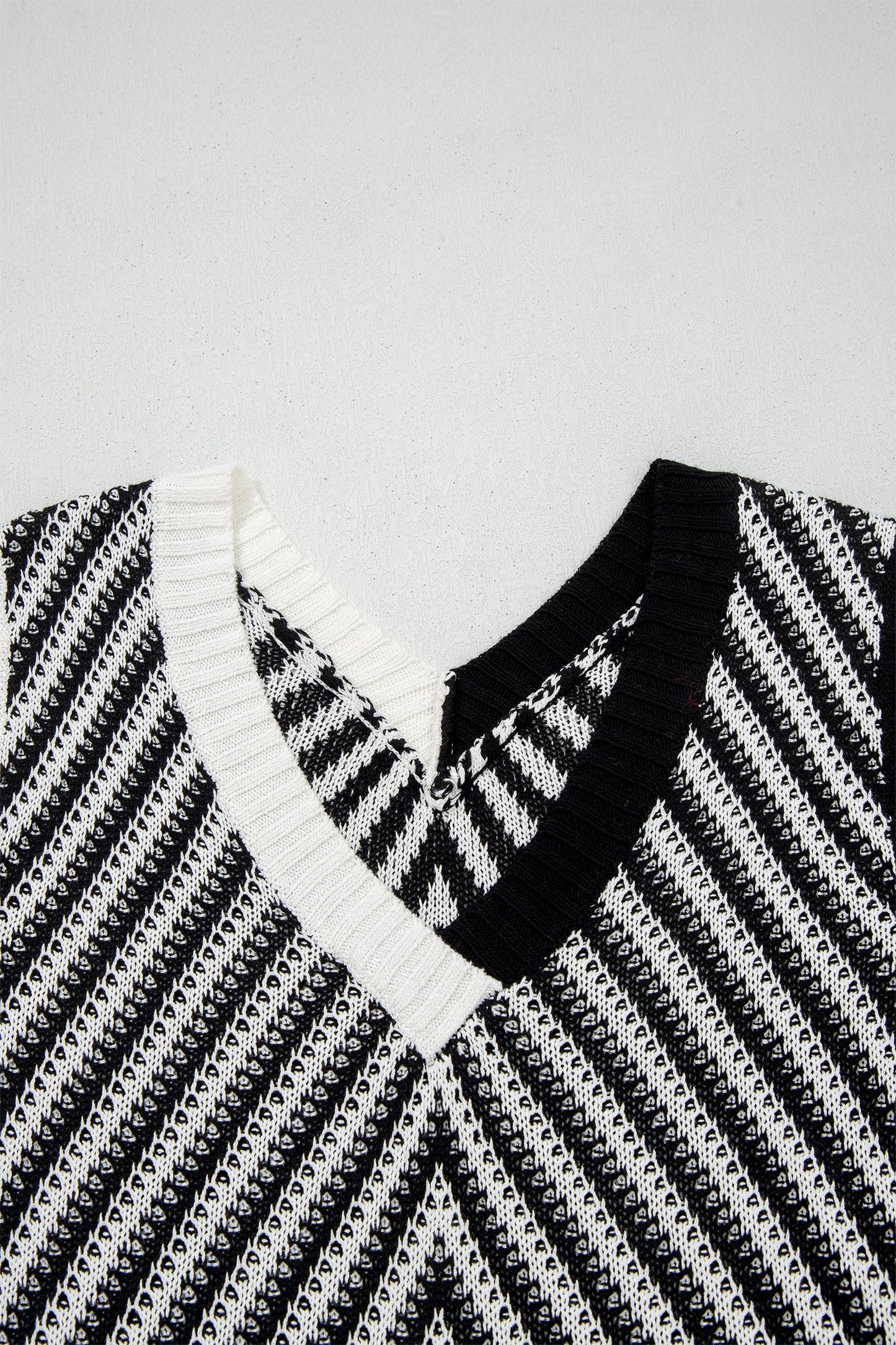 Chevron Contrast V-Neck Sleeveless Sweater Top