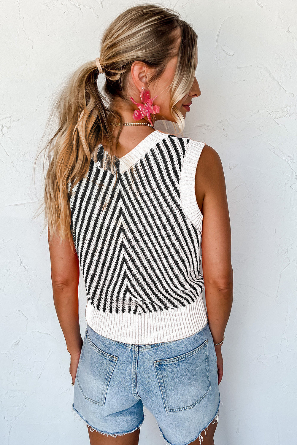 Chevron Contrast V-Neck Sleeveless Sweater Top
