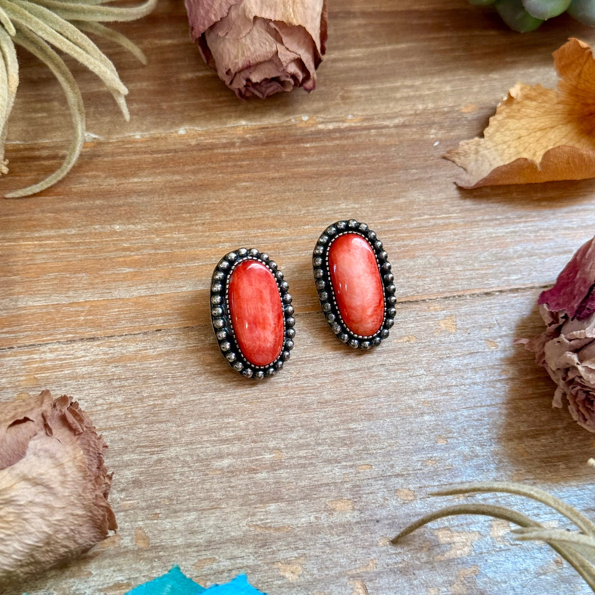 Red Spiny Oyster Beaded Border Stud Earrings – Option 1