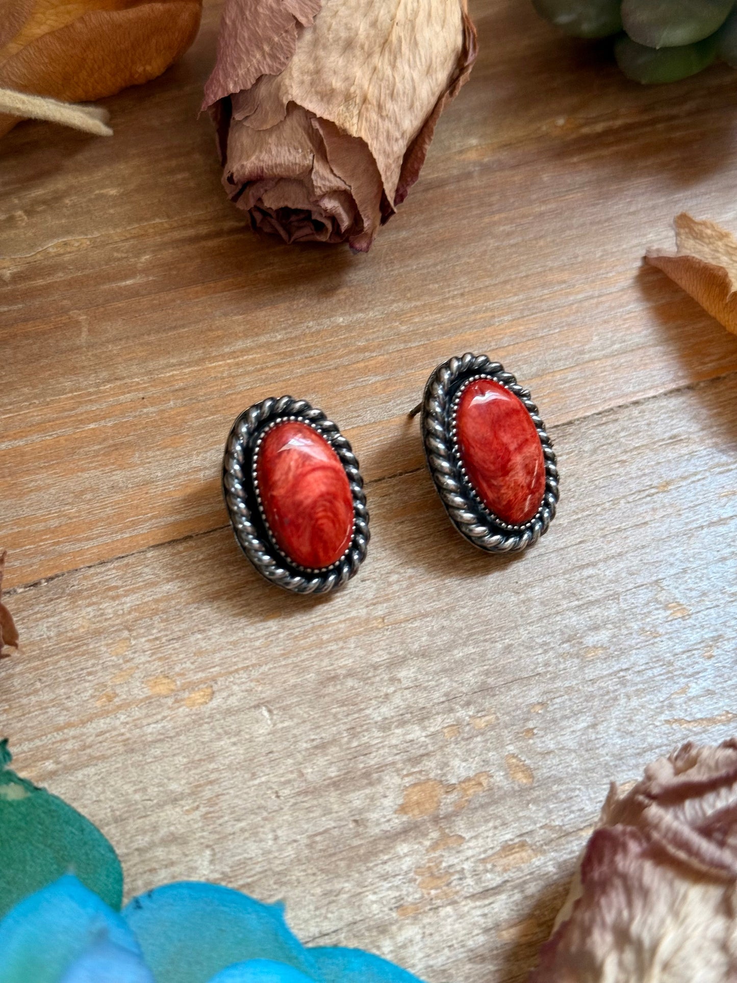 Oval Red Spiny Oyster Rope Border Stud Earrings – Option 2