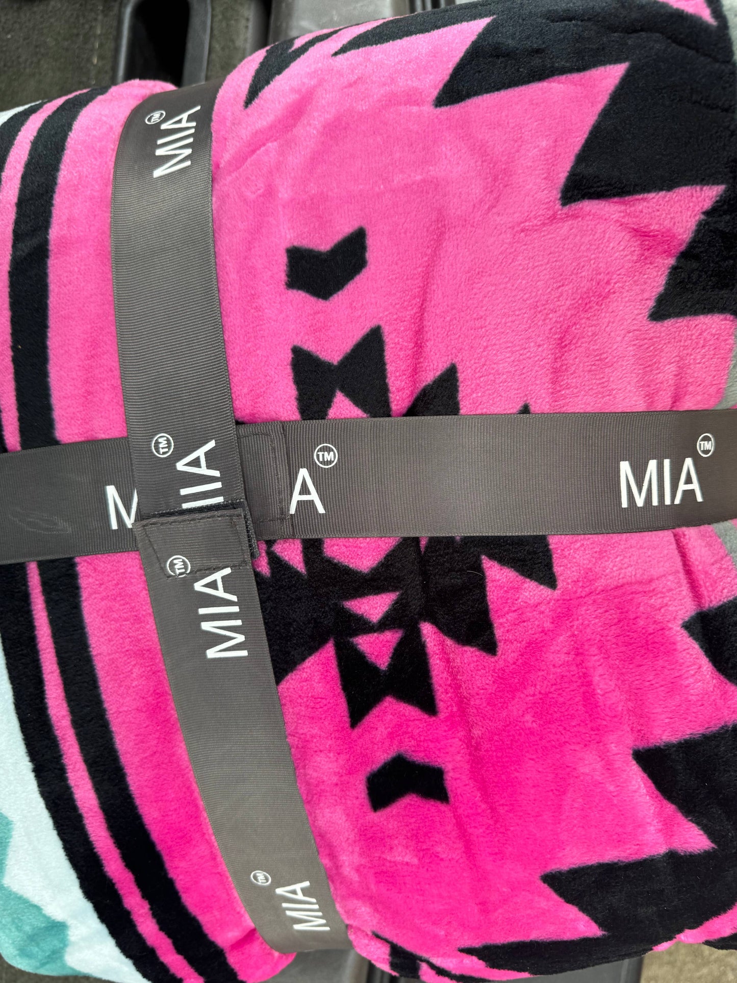 Series 15 MIA Yara Hot Pink Aztec Blanket