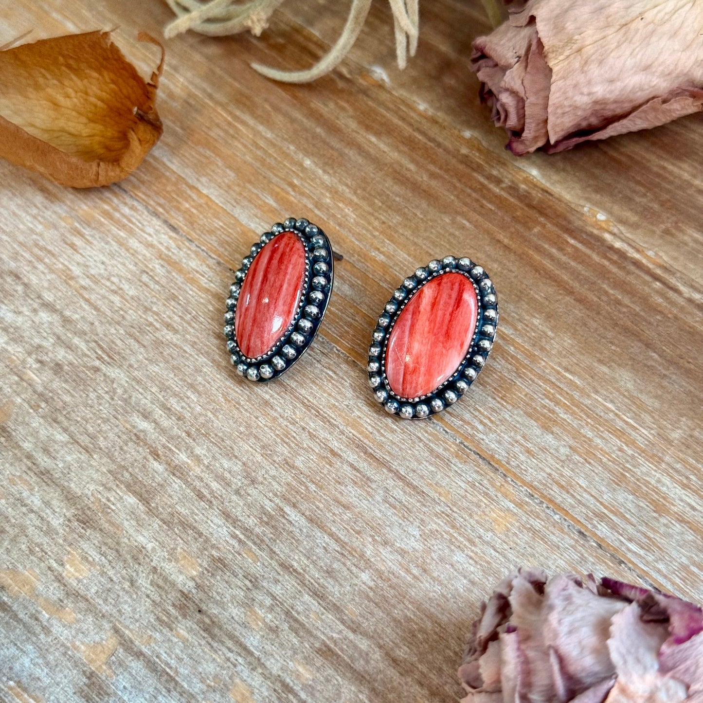 Red Spiny Oyster Beaded Border Stud Earrings – Option 2