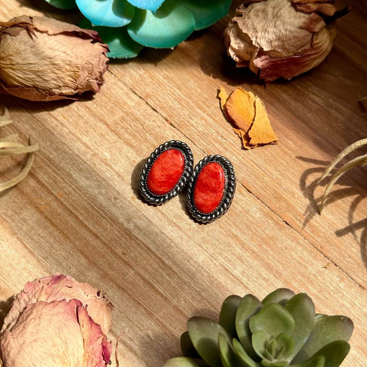 MJ Red Spiny Oyster Stud Earrings with Twisted Rope Border