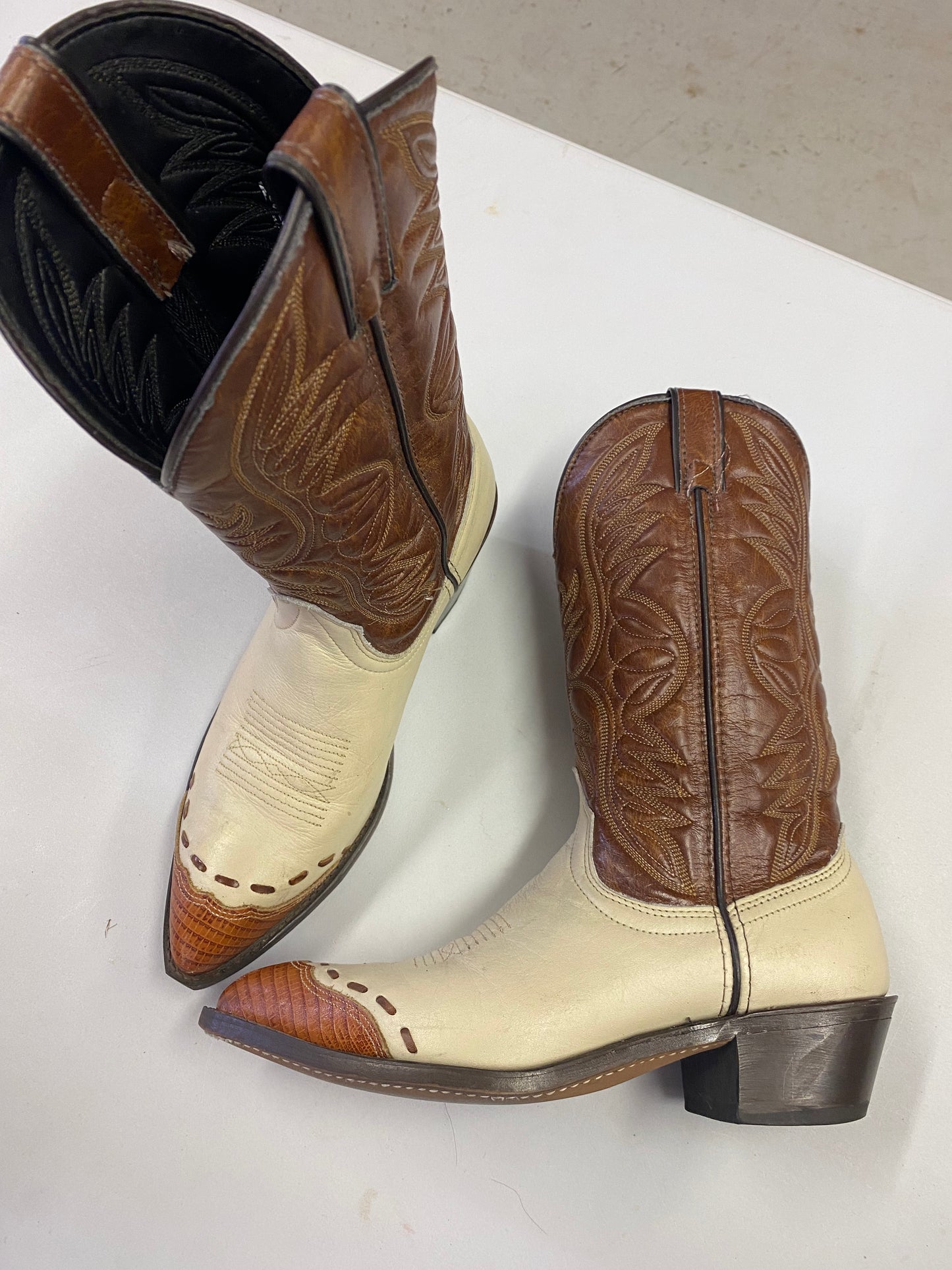 Laredo snip toe boots