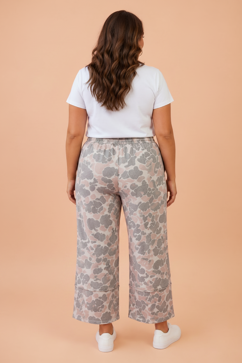 Plus Size Camo Patch Pocket Drawstring Cropped Pants